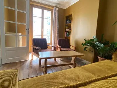 Coin salon dans l'établissement Authentic flat near Montmartre