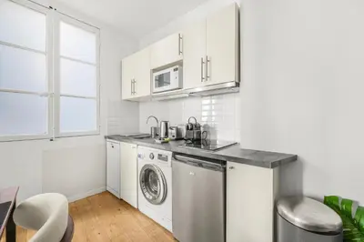 Cuisine ou kitchenette dans l'établissement Quartier Musée du Louvre 6 - Studio Apartment with Netflix