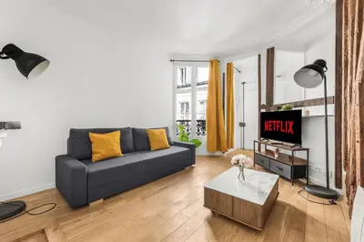 Coin salon dans l'établissement Quartier Musée du Louvre 6 - Studio Apartment with Netflix