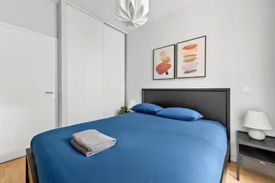 Un ou plusieurs lits dans un hébergement de l'établissement Quartier Bastille Charonne 2 Bedroom Apartment with Netflix