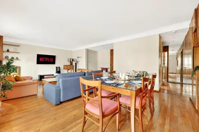 Télévision ou salle de divertissement dans l'établissement Quartier Arc de Triomphe 2 Bedroom Apartment with Netflix