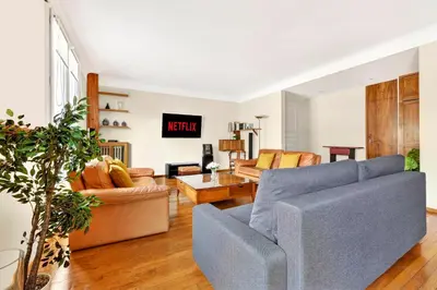 Télévision ou salle de divertissement dans l'établissement Quartier Arc de Triomphe 2 Bedroom Apartment with Netflix