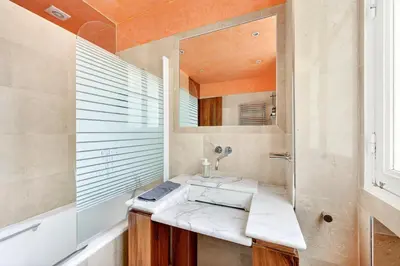 Salle de bains dans l'établissement Quartier Arc de Triomphe 2 Bedroom Apartment with Netflix