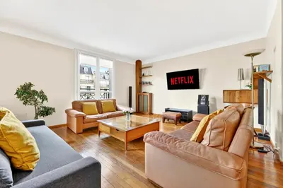 Coin salon dans l'établissement Quartier Arc de Triomphe 2 Bedroom Apartment with Netflix