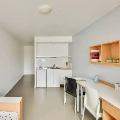Cuisine ou kitchenette dans l'établissement Studio à Partager