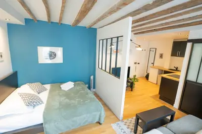 Un ou plusieurs lits dans un hébergement de l'établissement Grand studio loft bien equipe a Paris 15 - 2P