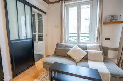 Coin salon dans l'établissement Grand studio loft bien equipe a Paris 15 - 2P