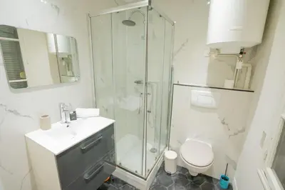 Salle de bains dans l'établissement Grand studio loft bien equipe a Paris 15 - 2P