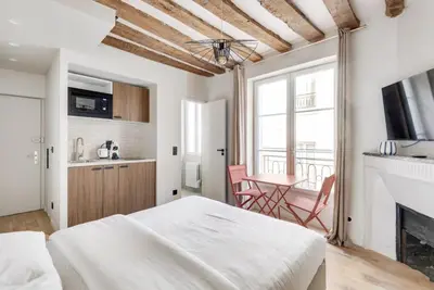 Télévision ou salle de divertissement dans l'établissement Magnifique Studio ile saint louis - Paris 4 - 2P