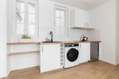 Cuisine ou kitchenette dans l'établissement 2 pieces fonctionnel metro Jaures - Paris 19 - 4p