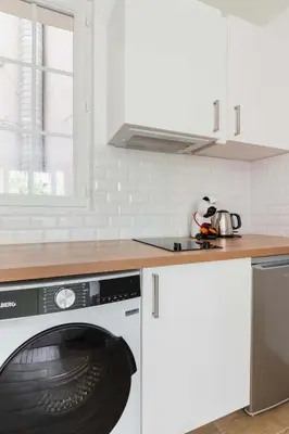 Cuisine ou kitchenette dans l'établissement 2 pieces fonctionnel metro Jaures - Paris 19 - 4p