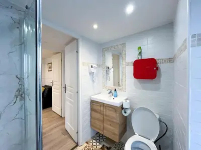 Salle de bains dans l'établissement UrbanFlat 42 - Two-Bedroom Flat in Center of Paris