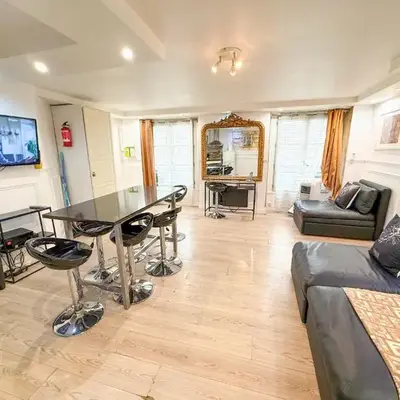 UrbanFlat 42 - Two-Bedroom Flat in Center of Paris