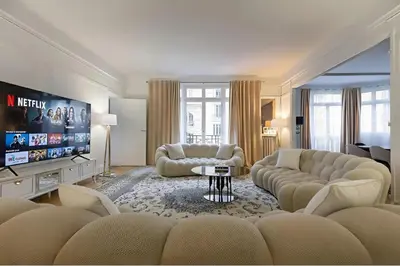 Télévision ou salle de divertissement dans l'établissement 2BR - Sleep 7 - Trocadero Area - Modern & Spacious