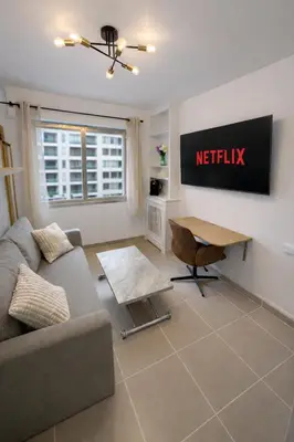 Télévision ou salle de divertissement dans l'établissement Exclusive Cozy studio - near Arc de Triomphe