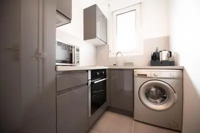 Cuisine ou kitchenette dans l'établissement Prestigious Home near Champs Elysées