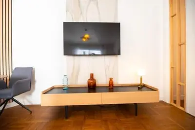 Télévision ou salle de divertissement dans l'établissement Prestigious Home near Champs Elysées