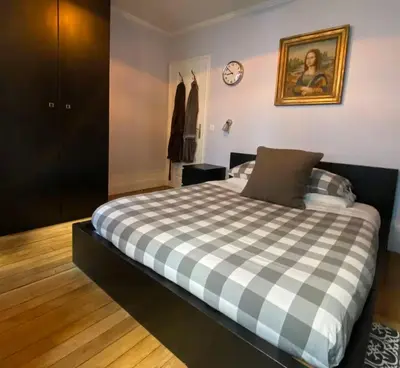 Un ou plusieurs lits dans un hébergement de l'établissement Live like a Parisian in our spare Bdr