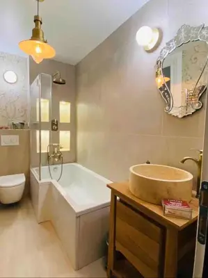 Salle de bains dans l'établissement Live like a Parisian in our spare Bdr