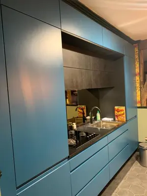 Cuisine ou kitchenette dans l'établissement Live like a Parisian in our spare Bdr