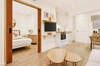 Cuisine ou kitchenette dans l'établissement Beautiful flat with AC for 4 pax - Opera