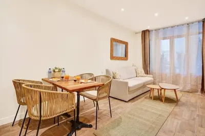 Coin salon dans l'établissement Beautiful flat with AC for 4 pax - Opera