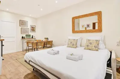 Un ou plusieurs lits dans un hébergement de l'établissement Beautiful flat with AC for 4 pax - Opera