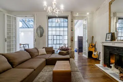 Coin salon dans l'établissement Charming chic apartment in Upper Marais 160m