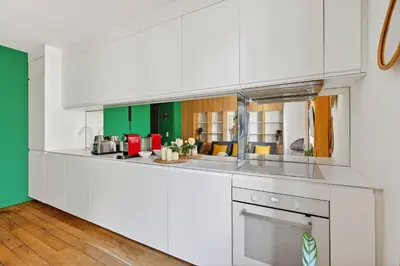 Cuisine ou kitchenette dans l'établissement Quartier Les Marais 1 Bedroom Apartment with Netflix