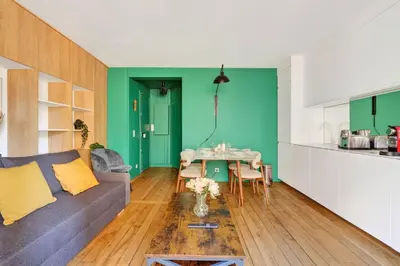 Cuisine ou kitchenette dans l'établissement Quartier Les Marais 1 Bedroom Apartment with Netflix