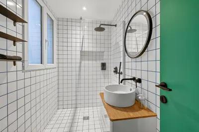 Salle de bains dans l'établissement Quartier Les Marais 1 Bedroom Apartment with Netflix