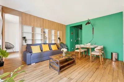Coin salon dans l'établissement Quartier Les Marais 1 Bedroom Apartment with Netflix