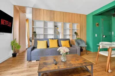 Coin salon dans l'établissement Quartier Les Marais 1 Bedroom Apartment with Netflix