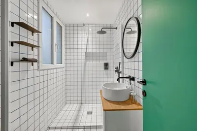 Salle de bains dans l'établissement Quartier Les Marais 1 Bedroom Apartment with Netflix