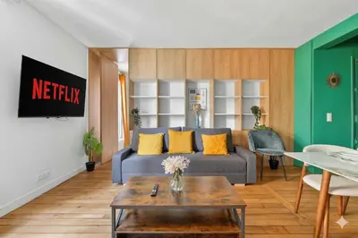 Télévision ou salle de divertissement dans l'établissement Quartier Les Marais 1 Bedroom Apartment with Netflix