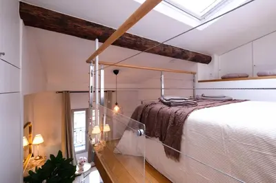 Un ou plusieurs lits dans un hébergement de l'établissement Top Floor Parisian Gem Views & Balcony
