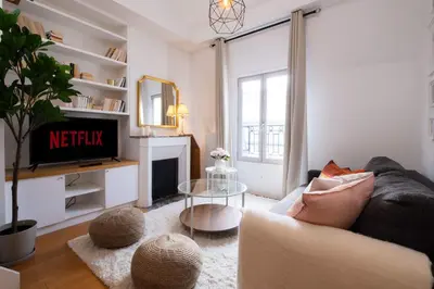 Télévision ou salle de divertissement dans l'établissement Top Floor Parisian Gem Views & Balcony