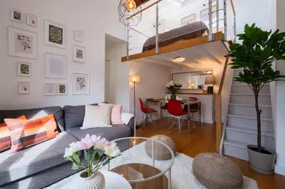 Coin salon dans l'établissement Top Floor Parisian Gem Views & Balcony