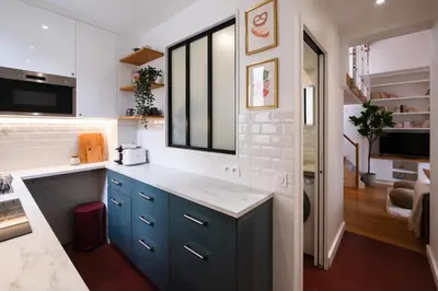 Télévision ou salle de divertissement dans l'établissement Top Floor Parisian Gem Views & Balcony