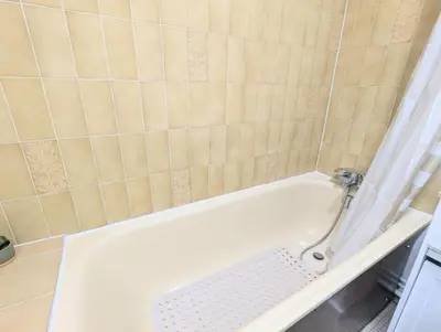 Salle de bains dans l'établissement Grand studio calme balcon