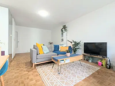 Télévision ou salle de divertissement dans l'établissement Grand studio calme balcon