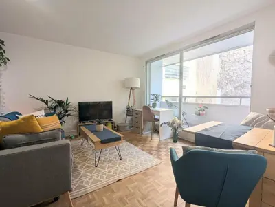 Télévision ou salle de divertissement dans l'établissement Grand studio calme balcon