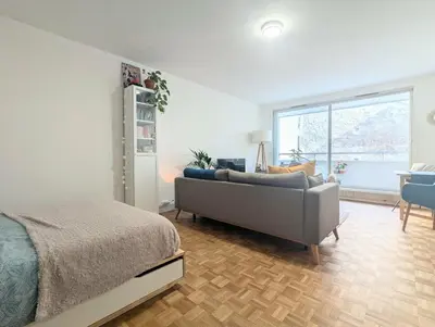 Un ou plusieurs lits dans un hébergement de l'établissement Grand studio calme balcon