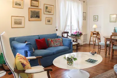 Coin salon dans l'établissement Appartement intemporel dans un immeuble hausmanien