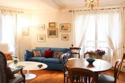Coin salon dans l'établissement Appartement intemporel dans un immeuble hausmanien