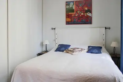 Un ou plusieurs lits dans un hébergement de l'établissement Appartement intemporel dans un immeuble hausmanien