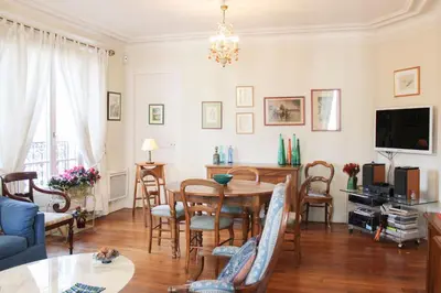 Télévision ou salle de divertissement dans l'établissement Appartement intemporel dans un immeuble hausmanien
