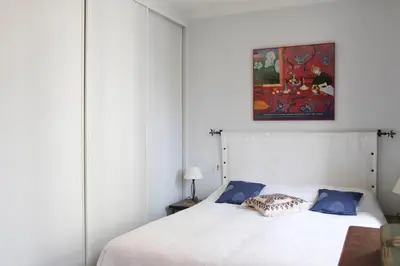 Un ou plusieurs lits dans un hébergement de l'établissement Appartement intemporel dans un immeuble hausmanien
