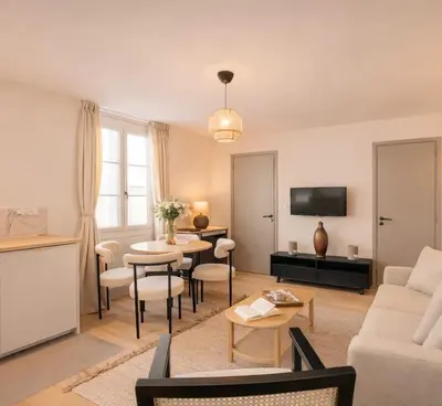 Télévision ou salle de divertissement dans l'établissement Stunning property near Arc de Triomphe