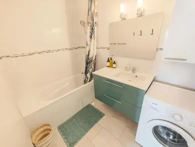 Salle de bains dans l'établissement Bright Paris Apt Bastille Nation for 3 Guests
